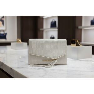 Elaine Turner White Snake-Embossed Clutch Wristlet | Like a New